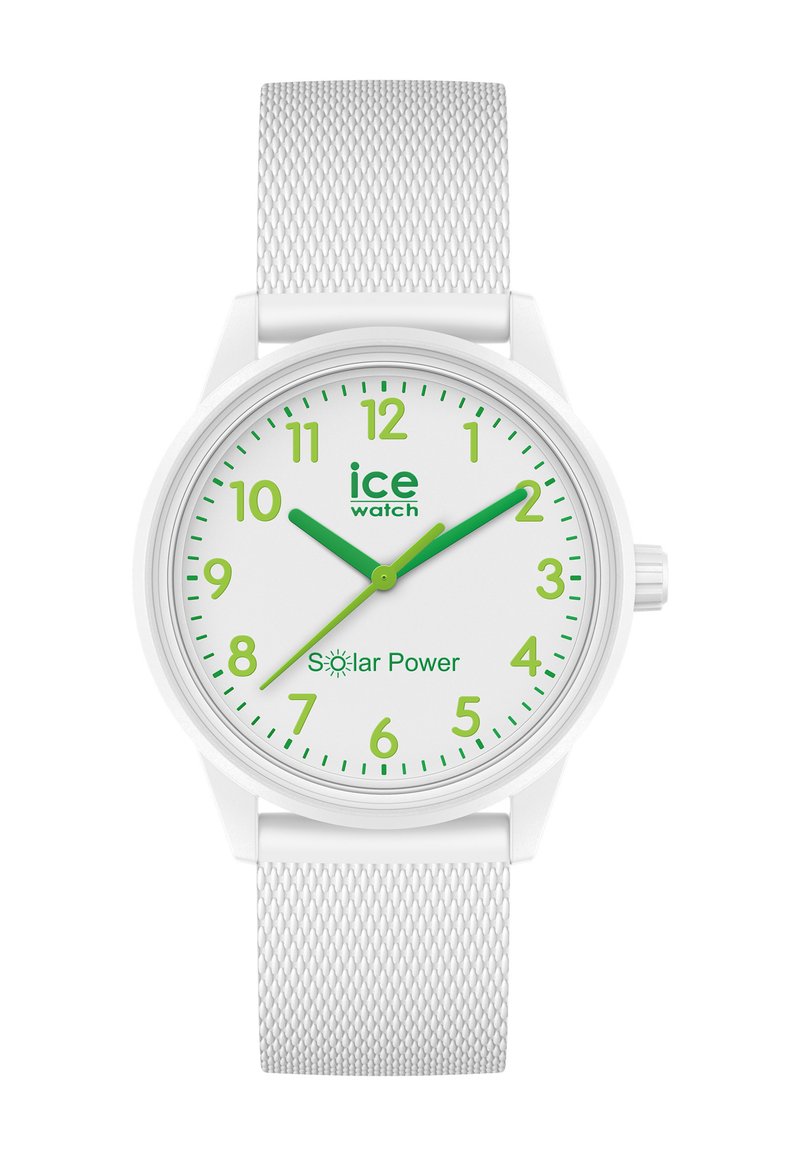 Weiße solarbetriebene Uhr mit weißem Netzarmband, runder Zifferblatt, grünen Akzenten bei Zahlen und Zeigern sowie „ice watch“-Schriftzug in Grün.