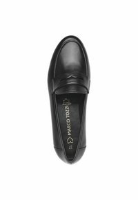Zwarte leren loafer met een gladde afwerking, voorzien van een decoratieve band en stiksels. Instapdesign met een ronde neus.
