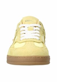 Gele suede sneakers met witte veters, een gumrubberen zool en gele accenten aan de zijkanten. Heeft een gevoerd kraagje en gestikte details.