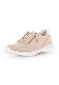 Beige suède sneakers met grijze veters, zijrits en witte rubberen zool. Glad oppervlak, ronde neus en contrasterende hakdetails.