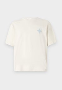Camiseta de algodón de manga corta color crema, con un diseño bordado en azul claro en el lado izquierdo del pecho. Cuello redondo clásico y corte relajado.
