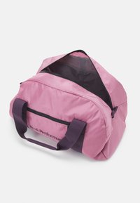 Peak Performance DETOUR II 35L UNISEX - Treningsbag - bitter root/mystic purple