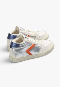 Wysokie sneakersy z metaliczno-srebrnym i kremowym kolorem, pomarańczowym akcentem oraz niebieskim skórzanym obcasem. Wyściółka z teksturowanej tkaniny.