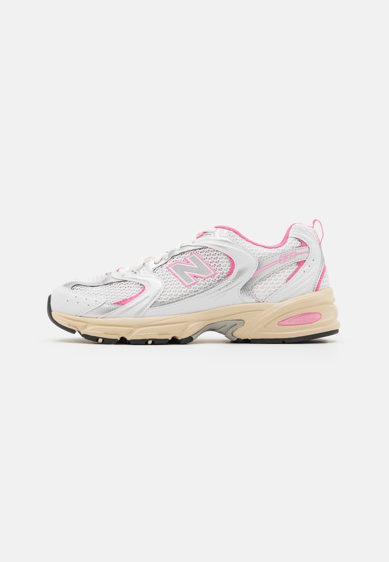 Baskets blanches et roses avec des panneaux en mesh, semelle beige et logo sur le côté, conçues pour la course ou un usage décontracté.