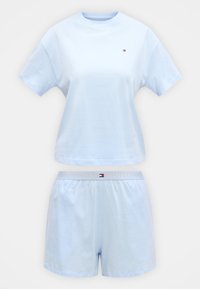 Hele sinine lühikeste varrukatega T-särk ja sobivad lühikesed püksid, millel on väike Tommy Hilfigeri logo rinnal ja vöökohal.