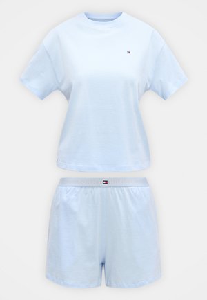Lys blå kortermet T-skjorte og matchende shorts med liten Tommy Hilfiger-logo på brystet og linningen.