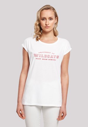 Hvit bomull t-skjorte med rullede korte ermer, med rød tekst som sier "EIE FOR WILDCATS EAST HIGH SCHOOL." En enkel design.