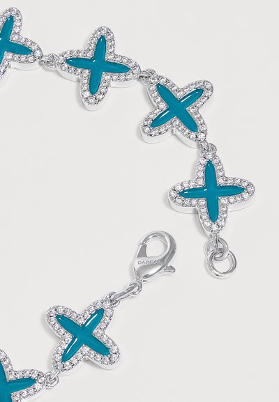 Bracelet en argent avec des pierres turquoise en forme de croix liées entre elles, entourées de petits cristaux clairs et une fermeture à mousqueton.