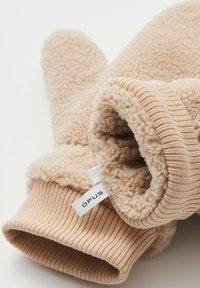 Beige Fäustlinge aus weichem, strukturiertem Fleece, mit geripptem Stoff an den Bündchen und einem Etikett mit "OPUS."