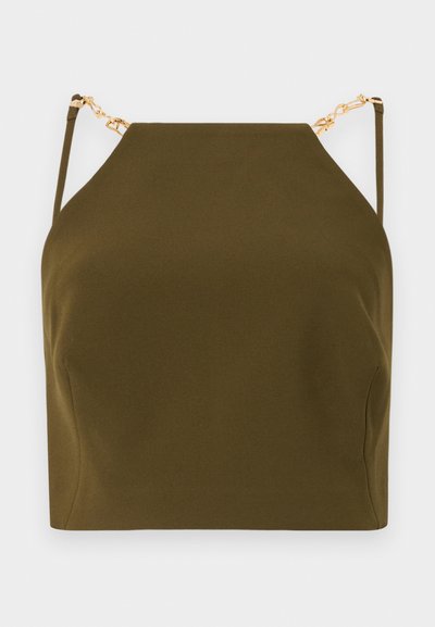 Top sem mangas em verde oliva com decote quadrado, apresentando detalhes em corrente dourada nas alças ajustáveis e um tecido liso e texturizado.