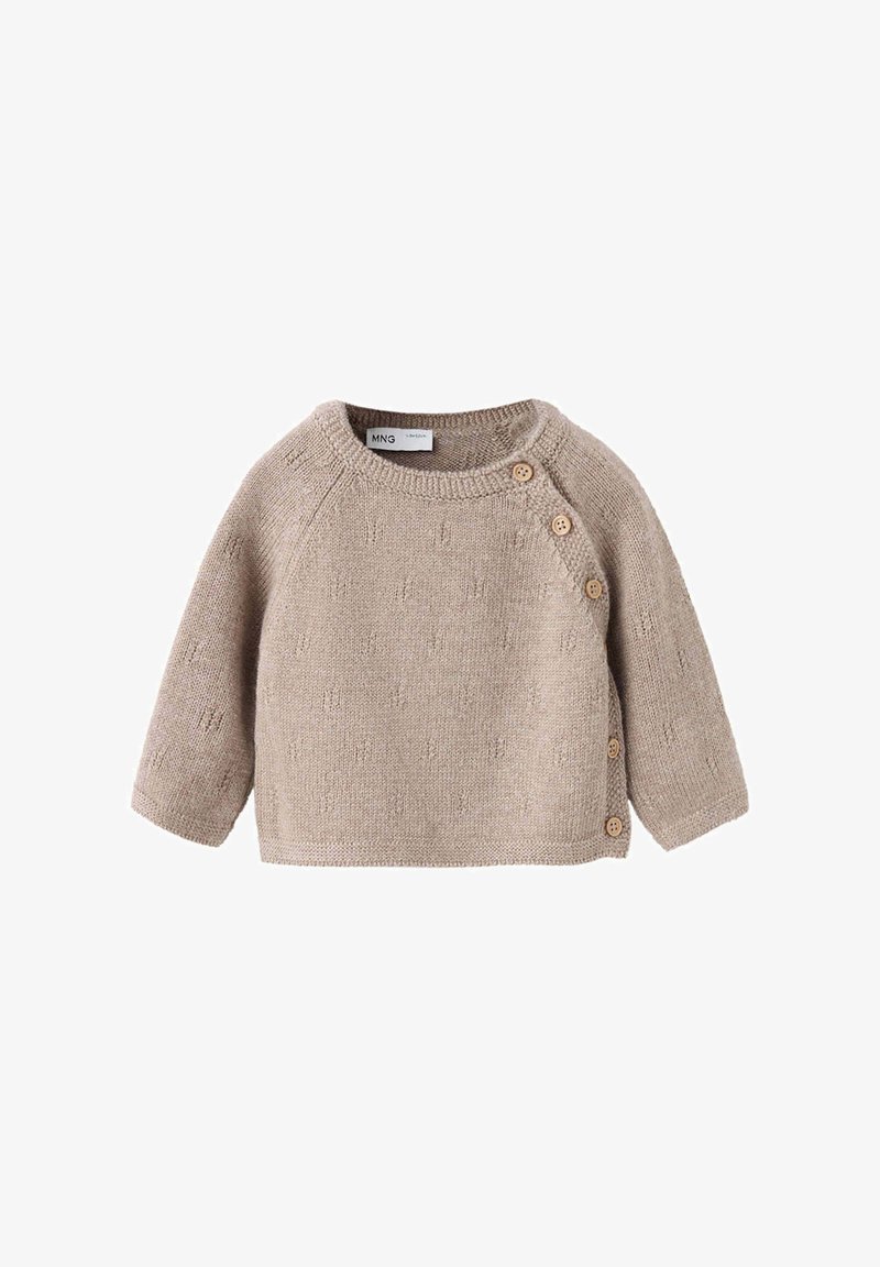 Pull bébé tricoté beige avec manches longues et quatre boutons en bois le long de l'épaule droite et de la couture latérale.