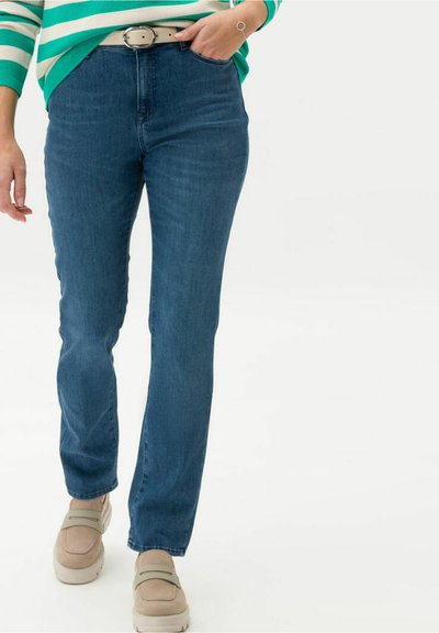 Jean Femme BRAX Carola Blue Planet – Coupe Fuselée Éco-responsable – Denim Durable Et Moderne