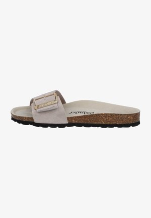 Sandalo scivoloso in suede grigio con sottopiede in sughero, caratterizzato da un accento in oro sulla fibbia. Suola in gomma nera testurizzata e soletta sagomata per il comfort.