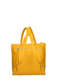 Borsa a tracolla in pelle gialla con doppi manici superiori e una tracolla regolabile. Presenta una chiusura con zip superiore e una tasca con zip frontale.