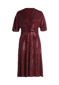 Bordowa sukienka z cekinami z dekoltem w kształcie litery V i krótkimi falbaniastymi rękawami. Rozkloszowany krój z plisami w talii, o gładkiej, błyszczącej fakturze.