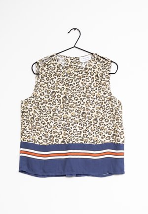 Mouwloze top met luipaardprint en een blauwe zoom met witte, oranje en zwarte horizontale strepen, hangend aan een zwarte hanger.