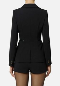 Blazer strutturato nero con maniche lunghe, vita sagomata e due bottoni dorati come dettagli. Presenta una spacco posteriore e una texture liscia.