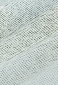 Hellgrüner strukturierter Stoff mit feinem, diagonalem Rippenmuster, der einen dezenten Glanz und ein weiches Gefühl aufweist.