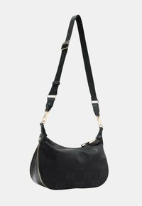 Borsa hobo nera in materiale texture con zip dorata, dotata di tracolla e design con logo in rilievo.