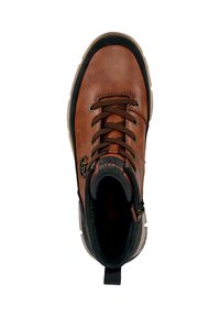 Braune Leder-Wanderschuhe mit schwarzem gepolstertem Kragen, dunkelbraunen Schnürsenkeln, robuster Sohle und Schlaufe, von oben auf einem weißen Hintergrund gezeigt.