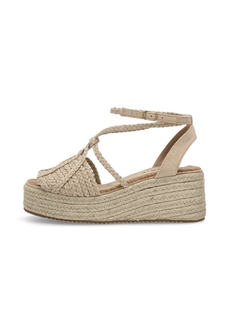 Sandalia de cuña trenzada beige con tira para el tobillo y hebilla, que presenta una textura tejida y un diseño de punta abierta.