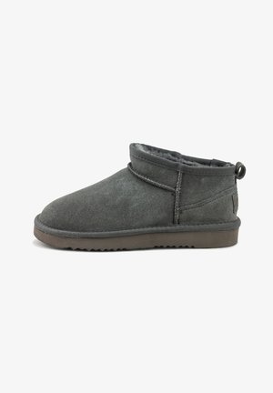 Botă de gleznă din suede gri, cu vârf rotunjit, înălțime joasă, căptușeală moale și talpă texturată din cauciuc, având o bandă pentru tras la spate.
