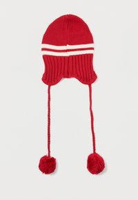Czerwona wełniana czapka z białymi paskami, zaokrąglony szczyt, teksturowany materiał oraz dwa plecione sznury kończące się pomponami na dole.
