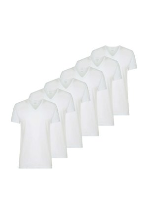 Sei magliette bianche semplici con scollo a V e maniche corte disposte in fila sfalsata su sfondo bianco.