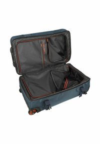 Valise roulante en tissu bleu avec des accents orange. Intérieur ouvert avec deux compartiments et une poche en filet zippée. Roues résistantes.