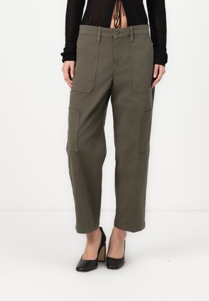 Good American CROPPED PANTS - Pantalon cargo - fatigue