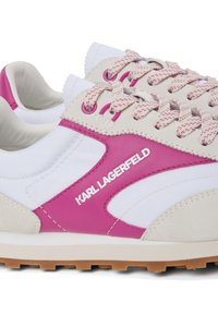 Baskets avec une tige en synthétique blanche, des accents roses, des détails en suède beige et des lacets texturés. Logo affiché en blanc sur le côté.