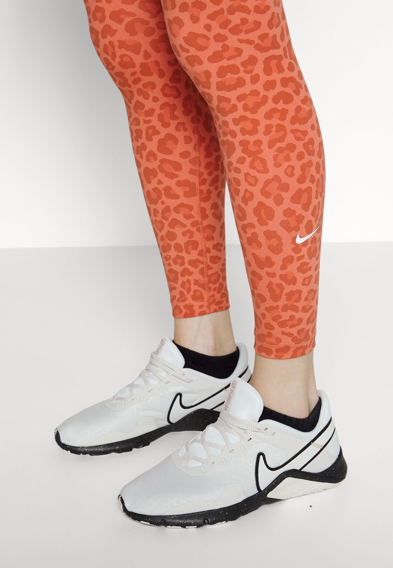 Damen Sportbekleidung | Nike Performance ONE LEOPARD Tights madder root/white/orange - NJ94454 Damen Sportbekleidung | Nike Performance ONE LEOPARD Tights madder root/white/orange - NJ94454