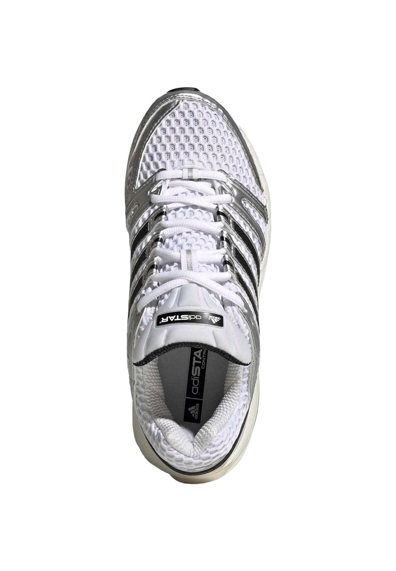 Chaussure de course Adidas blanche avec des rayures argentées et noires, dessus en mesh, et lacets blancs vue de dessus.