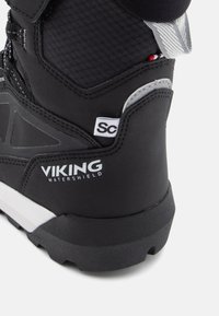 Čierne nepremokavé topánky s textúrovaným materiálom, polstrovaným golierom a bielym logom "VIKING WATERSHIELD"; obsahujú pevnú gumovú podrážku.