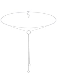 Sølv choker halskæde med en cirkulær accent i midten, med to tynde kæder hængende fra bunden. Justerbar lås.