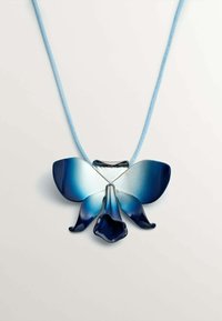 Collar con colgante en forma de mariposa azul, con un acabado brillante, que presenta un cordón azul claro y un detallado intrincado en las alas y el cuerpo.