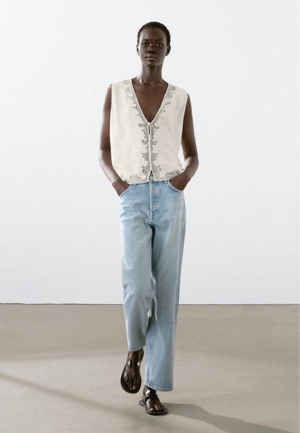 FLOWING WITH DETAIL - Blouse2