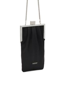 Borsa a tracolla in satin nero con design plissettato, telaio metallico e catena. Presenta una chiusura a scatto e un dettaglio con logo sul davanti.