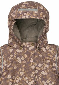 Paars jasje met bloemenpatroon en een capuchon gevoerd met fleece, voorzien van twee metalen drukkers en reflecterende accenten. Zachte, gestructureerde stof.