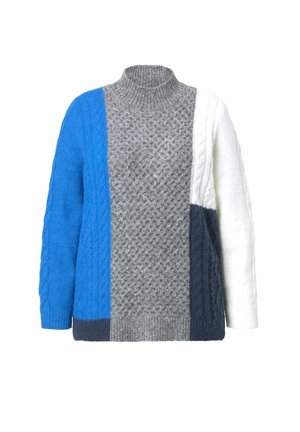 Grober Strickpullover mit hohem Kragen, Farbblock-Design in Blau, Grau, Weiß und Marineblau, mit strukturierten Mustern und Zopfmuster-Akzenten.