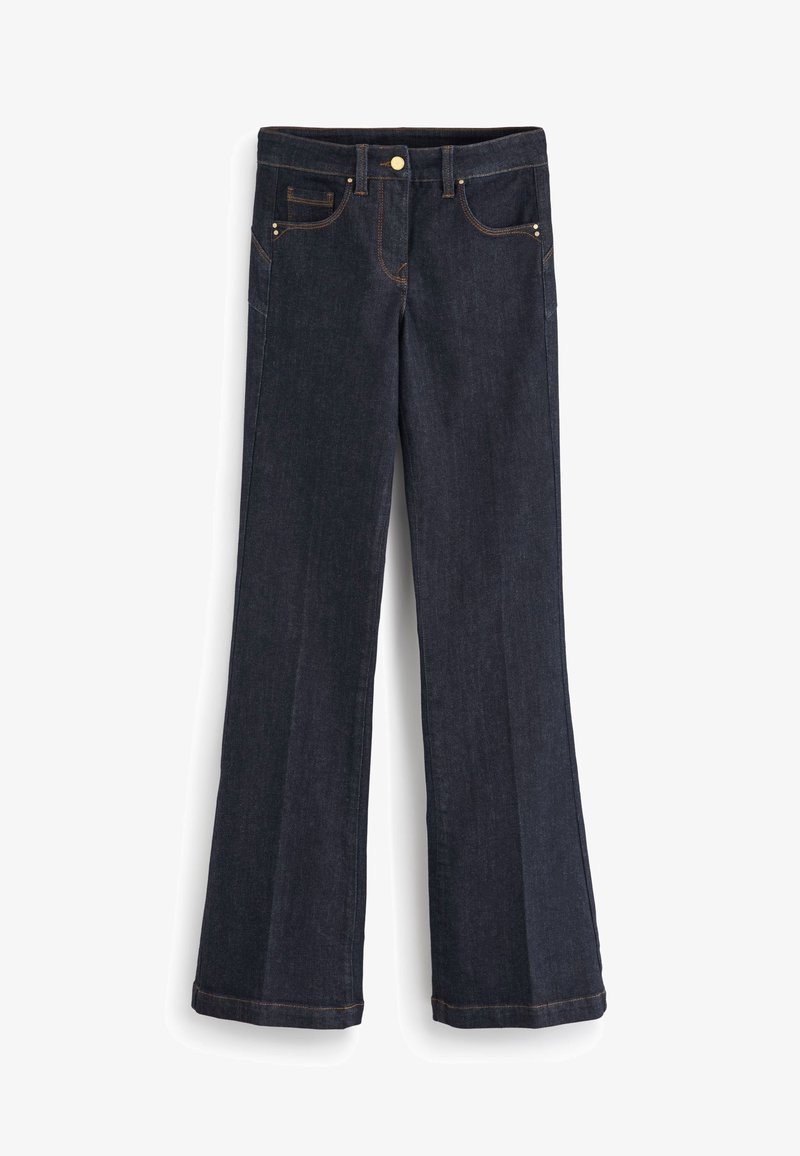 Jean en denim bleu foncé avec une coupe évasée, doté de coutures dorées et d'une fermeture par bouton métallique. Comprend des poches avant et arrière.