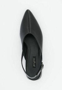 Scarpa slingback nera in pelle con punta affilata, finitura liscia e una sottile tracolla regolabile con un fibbia metallica.