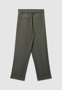 Pantaloni verde oliva con una vestibilità comoda, vita elasticizzata e due tasche posteriori. Il tessuto è liscio e con una consistenza morbida. Orlo corto.