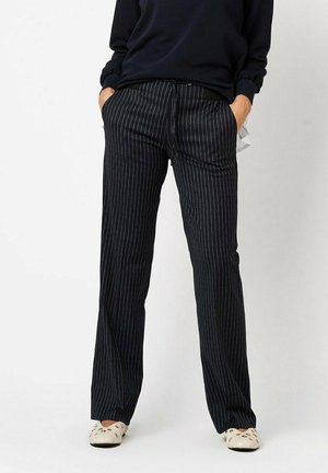 Pantaloni a righe navy con vestibilità dritta, realizzati in tessuto morbido, dotati di tasche frontali e una vita rilassata.