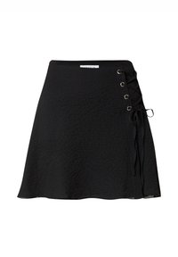 Zwarte rok gemaakt van textuurstof, met veterdetails aan de zijkant met metalen oogjes en een strikaccent.