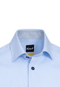Camicia da uomo azzurro chiaro a fantasia con colletto strutturato e fodera interna del colletto a contrasto. Presenta un singolo bottone nero e una vestibilità moderna.