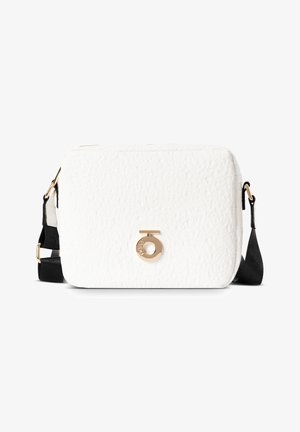 Borsa bianca texturizzata a forma rettangolare, con dettagli in oro e una tracolla nera regolabile. Presenta un logo circolare sul davanti.