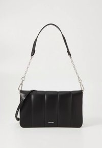 Černá kožená kabelka přes rameno s prošívaným designem, s řetízkem a odnímatelným popruhem, a logem Calvin Klein na přední straně.