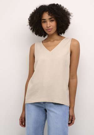 Haut sans manches beige avec un col en V et une texture douce. Le design est décontracté, avec une coupe droite et des détails de couture subtils.