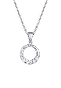 Un collier pendentif en métal argenté présente un design circulaire avec une finition polie et une rangée de cristaux transparents incrustés. La chaîne est texturée.